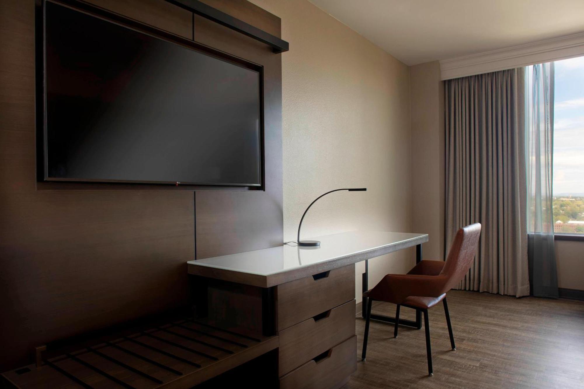 Отель Winston-Salem Marriott Экстерьер фото