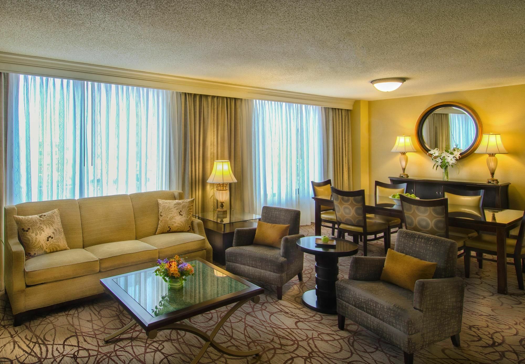 Отель Winston-Salem Marriott Экстерьер фото